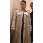 Selena_Gomez_Beige_Trench_Coat_From_Only_Murders_In_The_Building_02