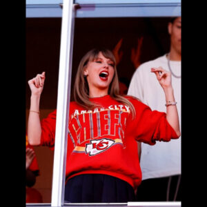Taylor Swift Chiefs Sweatshirt 01