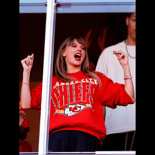 Taylor Swift Chiefs Sweatshirt 01