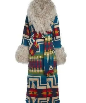 Lainey Wilson New Year’s Eve Long Trench Coat 03